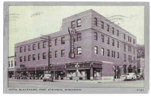 Postal antigua de Fort Atkinson, Wisconsin, Hotel Blackhawk, escena callejera - Imagen 1 de 2