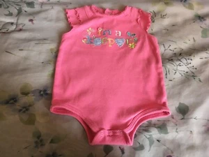 Okie Dokie una pieza rosa 0-3 meses - Imagen 1 de 4