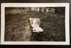 Fotografia carina bambina su sedia a dondolo anni 40 vintage - Foto 1 di 2