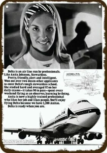 1971 Delta Airlines 747 Jet & Stewardess Vintage-Look DEKORATIVES REPLIKAT METALLSCHILD - Bild 1 von 1