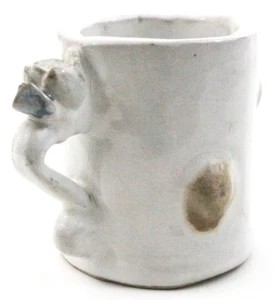 Kunstkeramik kleiner Becher 5 Unzen primitive handgefertigte Plattenmethode weiße Blumendetails - Bild 1 von 4