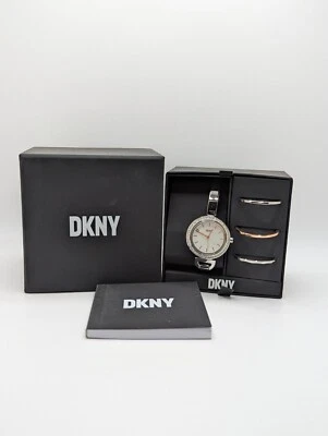 Reloj pulsera analógico redondo de acero inoxidable con esfera blanca y correa plateada DKNY para mujer Foto 1 de 4