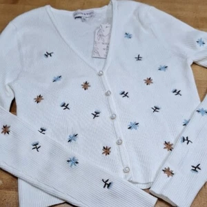 New Willow & Wind Embroidered Floral Cream Wom Cardigan Sweater Lg Fitted Short - Picture 1 of 7