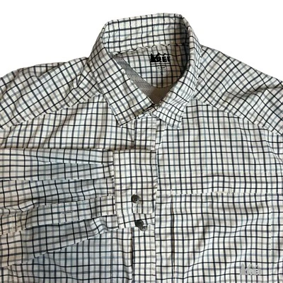 Camisa grande a cuadros con botones manga corta larga REI para hombre Foto 1 de 4