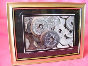 Impresión enmarcada firmada "Moneda" bodegón de monedas chinas antiguas, firmada (ORO) - Imagen 1 de 4
