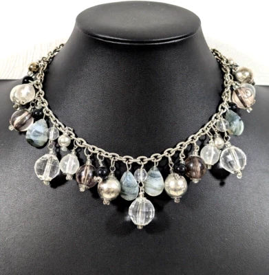 Beachy Coastal 灰色黑色玻璃丙烯酸小饰品 Cha Cha Statement 项链 16.5 英寸 — 第 1/4 张图片