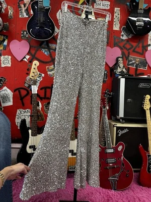 Pantalones elásticos Express Flare súper altos para mujer XS plateados brillantes lentejuelas Foto 1 de 4