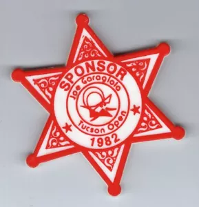 INSIGNIA Patrocinador de Golf 1982 Joe Garagiola TUCSON Botón Abierto De Colección - Imagen 1 de 2