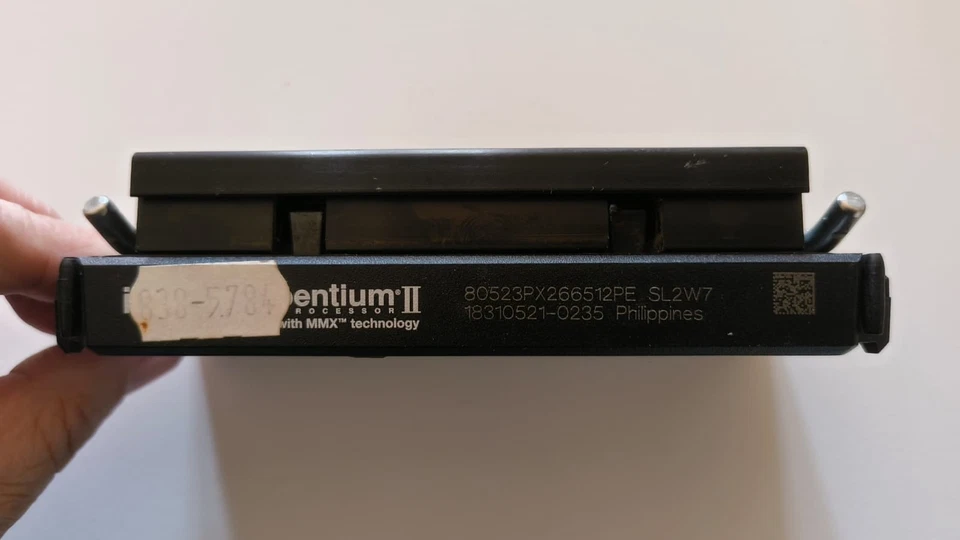 Intel Pentium II 266 MHz -SL2W7 - - Immagine 1 di 3