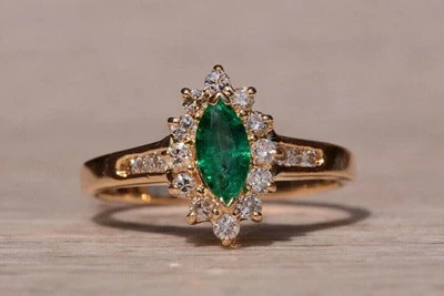 Anillo de compromiso con halo de esmeralda creado en laboratorio de marquesa de 1,50 quilates enchapado en oro amarillo de 14 k Foto 1 de 4