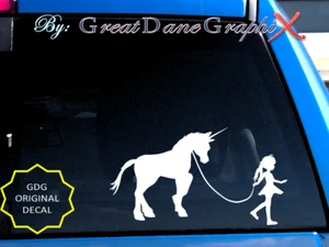 Pony Girl Walking a Unicornio - Calcomanía de vinilo - Elección de color - ALTA CALIDAD - Imagen 1 de 2
