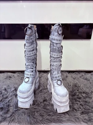 NUEVAS Botas de Plataforma Dolls Kill / White Never A Sellout Talla 8 Foto 1 de 4