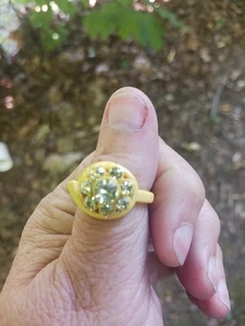 Gelber Ring mit Diamant Blumenform Strass in der Mitte europäische Größe 18 - Bild 1 von 3