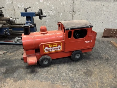 Locomotora de tren roja de acero prensado Tri-Ang Puff Puff 73000 de colección Foto 1 de 4