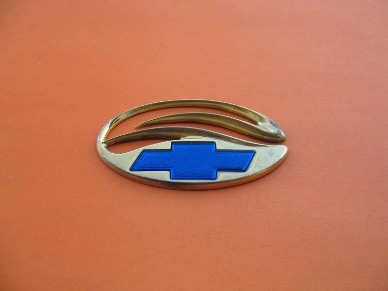 97 98 99 00 01 02 03 CHEVROLET MALIBU ЗАДНИЙ ЗОЛОТОЙ ЦЕНТР ЭМБЛЕМА ЛОГОТИП ЗНАЧОК ЗНАК - Изображение 1 из 4