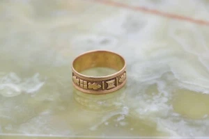 Banda de oro tallada inusual de 18 K YG, decorada con hojas y bloques, talla 7,5, alrededor de 1900. - Imagen 1 de 7