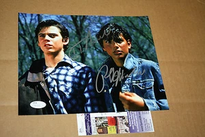 THE OUTSIDERS 8 X 10 FOTO SIGNIERT VON RALPH MACCHIO & C THOMAS HOWELL JSA ZERTIFIZIERT - Bild 1 von 1