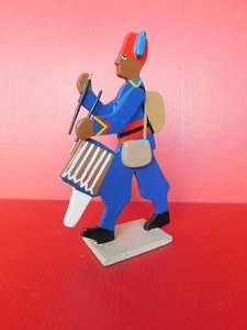 LUCOTTE : FIGURINE SILHOUETTE EN BOIS : TIRAILLEUR SENEGALAIS AU DEFILE TAMBOUR - Imagen 1 de 6