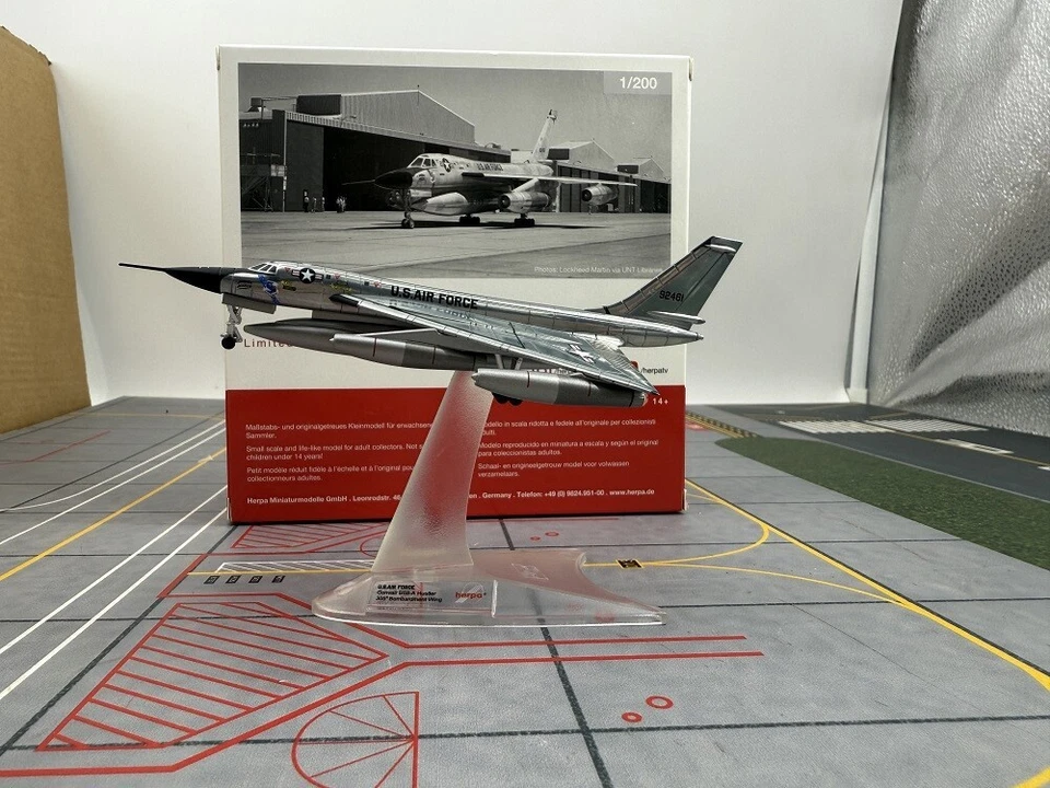 1/200 Herpa Fuerza Aérea de los Estados Unidos B-58A Bombardero 59-2461 572736 Modelo de avión terminado Foto 1 de 4