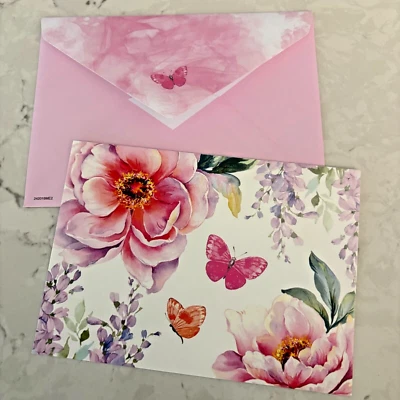 Tarjeta en blanco de amigos y familiares rosa flor y mariposas con sobre a juego Foto 1 de 4