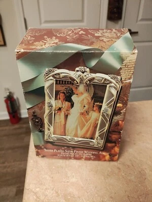 SILVER PLATED SATIN FINISH WEDDING ALBUM FRAME HOLD 4X6 PHOTO ALBUM HOLDS 100 - Image 1 of 4