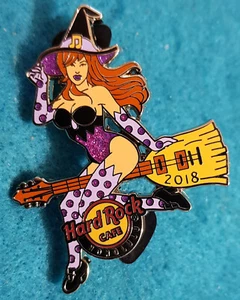 HONOLULU AUBURN HALLOWEEN 2018 BRUJA CHICA ESCOBA GUITARRA Hard Rock Café PIN - Imagen 1 de 1