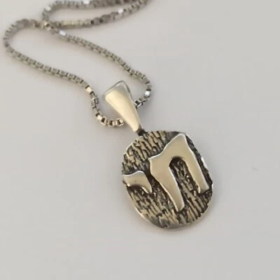 Collar Chai de Plata para Hombre Grabado Texturizado Modernista Pequeño 925 Regalo Hebreo De Colección Foto 1 de 4