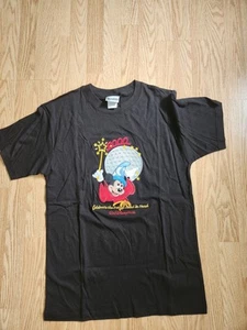 T-shirt Disney Celebrate the Future, 2000 Disney World Uomo Adulto S Unisex NUOVA!! - Foto 1 di 3