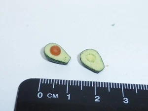 1:12 Scale Avocado split in two - Picture 1 of 2