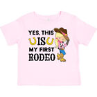 T-Shirt Inktastic Yes, This IS My First Rodeo - Cowgirl in Hut und Stiefeln Kleinkind