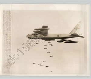 BOMBAS DE RACIMO LEJOS B52 BOMBARDERO DE LA FUERZA AÉREA SOBRE VIETNAM 1965 Foto de prensa histórica - Imagen 1 de 2