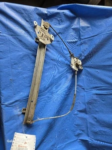 86-90 91 92 93 94 95 NISSAN PICKUP RIGHT FRONT WINDOW REGULATOR D21 MANUAL - Foto 1 di 2