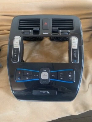 Nissan LEAF EV 2013-2011 navegación radio bisel ventilaciones con control de clima Foto 1 de 2