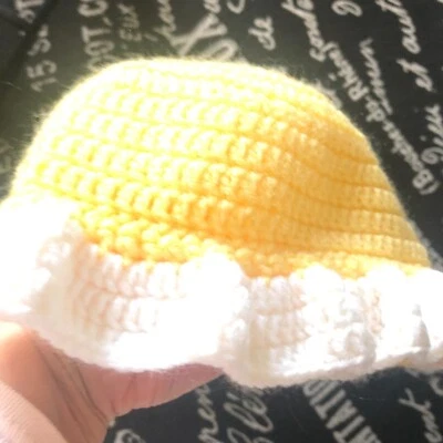 De Colección Nuevo HECHO A MANO GANCHILLO Bebé a Niña Amarillo Blanco CLOCHE SOMBRERO Gorra Borde Volantes Foto 1 de 4