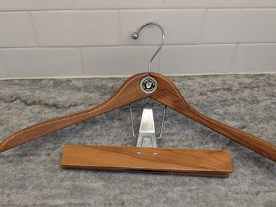 Perchas de colección de madera maciza Lee Rowan madera 17" percha de traje Foto 1 de 4
