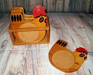 Vintage Set of 6 Wood and Cork Chicken Coasters - Foto 1 di 11