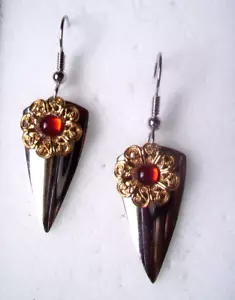 PENDIENTES COLGANTES NUEVOS - TRIÁNGULO PLACA RODIO CON ACENTO FILIGRANA EN CAPAS - ROJO - Imagen 1 de 1