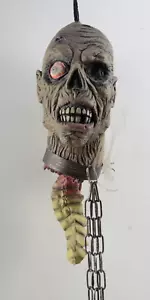 Cabeza colgante de Halloween con columna vertebral y cadenas utilería de miedo horror realista - Imagen 1 de 8
