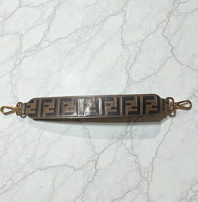 FENDI US Duty Free Strap You Mini correa corta cuero marrón logotipo F 15 pulgadas Italia Foto 1 de 4