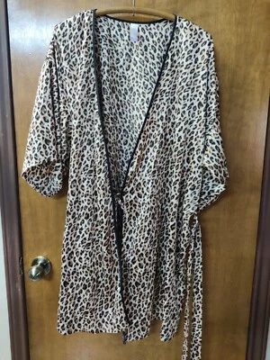Bata Secret Treasures estampado de leopardo poliéster con cinturón talla XL 16-18 ropa de dormir  Foto 1 de 4