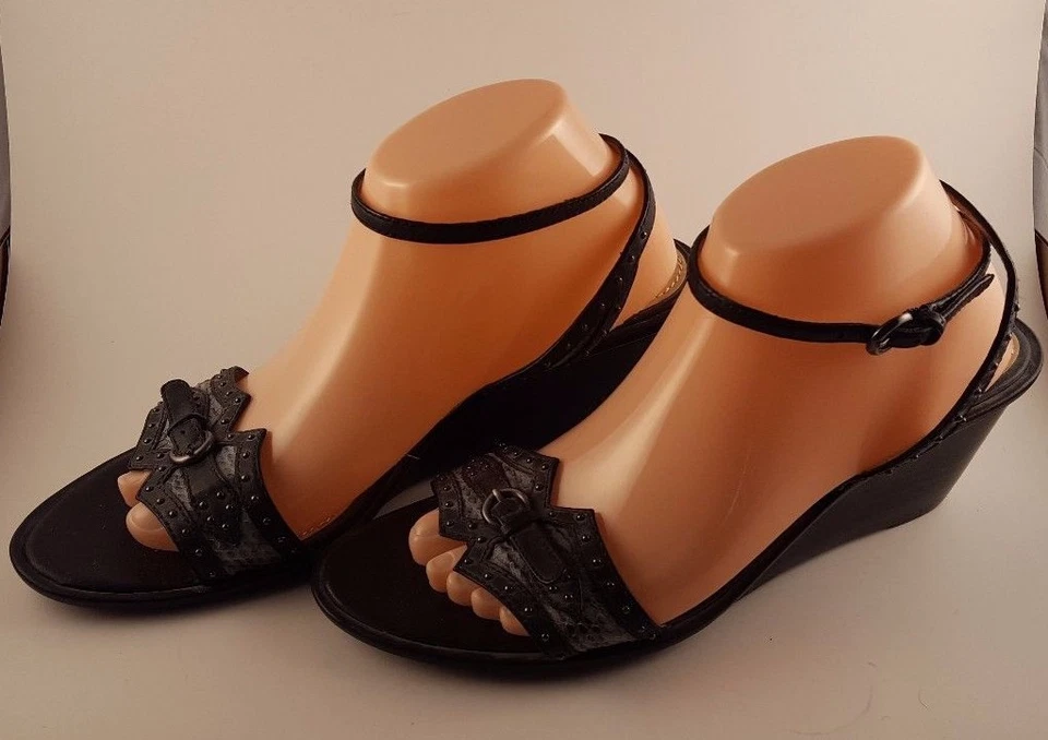 Sandalias de cuña B. Makowsky de cuero negro con correa al tobillo tachonadas piel de serpiente talla 9,5 Foto 1 de 4