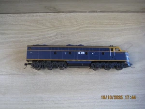 LIMA MODEL RAILWAYS HO Scale VIC RAIL DIESEL LOCO S315 Kadee Couplings - Picture 1 of 3