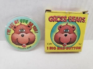 Vintage 1985 Topps Gross Bears Cyclops Bear 2" Button Pinback mit Box! - Bild 1 von 2