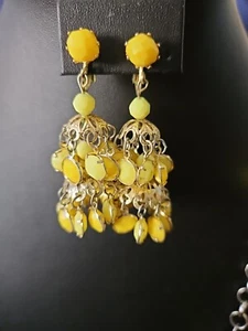 Vintage lustige gelbe Chandelier Ohrringe Made in Hong Kong 2 1/4" Tropfen  - Bild 1 von 5