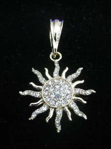 CHARM/COLGANTE DE SOL CHAPADO EN ORO BLANCO 18K HELADO CON FINAS PIEDRAS CÚBICAS DE ZIRCONIA - Imagen 1 de 2