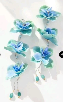 Pendientes colgantes florales hawaianos Anthropologie azules nuevos con etiquetas Foto 1 de 4
