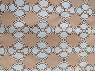 Polka Perch por Jessica Goldman-, marrom claro, padrão Quartrefoil, 25" x44" - Imagem 1 de 4