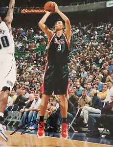 Yi Jianlian Signed 8x10 Milwaukee Bucks 🏀 New Jersey Nets🏀 Wizards 🏀 Rare - Picture 1 of 1