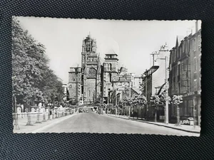 CPA 12 RODEZ - Avenue Victor Hugo et la Cathédrale - Imagen 1 de 2