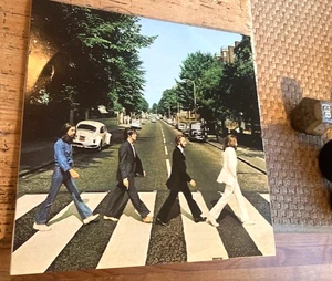 ABBEY ROAD VINYL RECORD-NEWER VERSION-HEAVIER VINYL-ONE LIGHT SCRATCH-BLACK SLEE - Picture 1 of 4